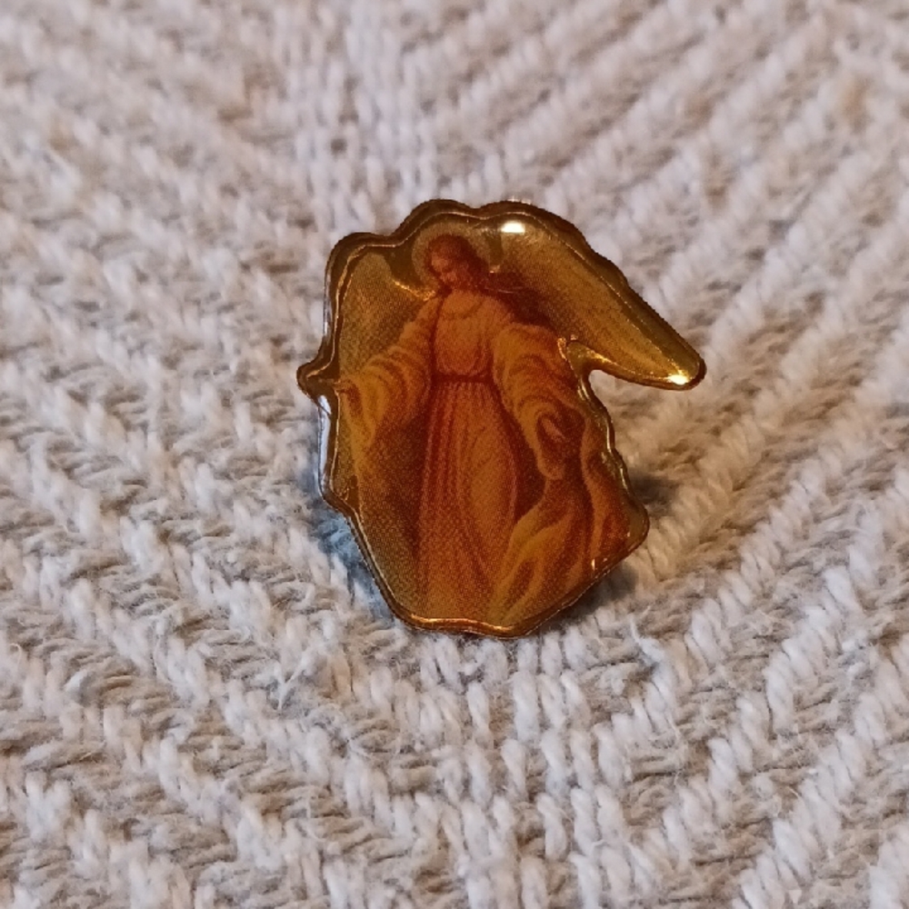 🏈Gold Religious Pin